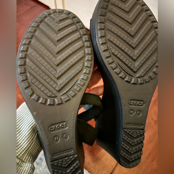 Women’s Croc Sandals - Picture 2 of 3